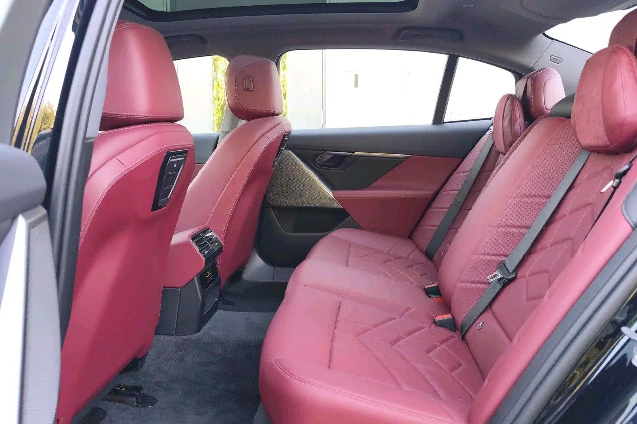 BMW 2024 i5 eDrive 35L Deluxe Set Automatic Gear 7