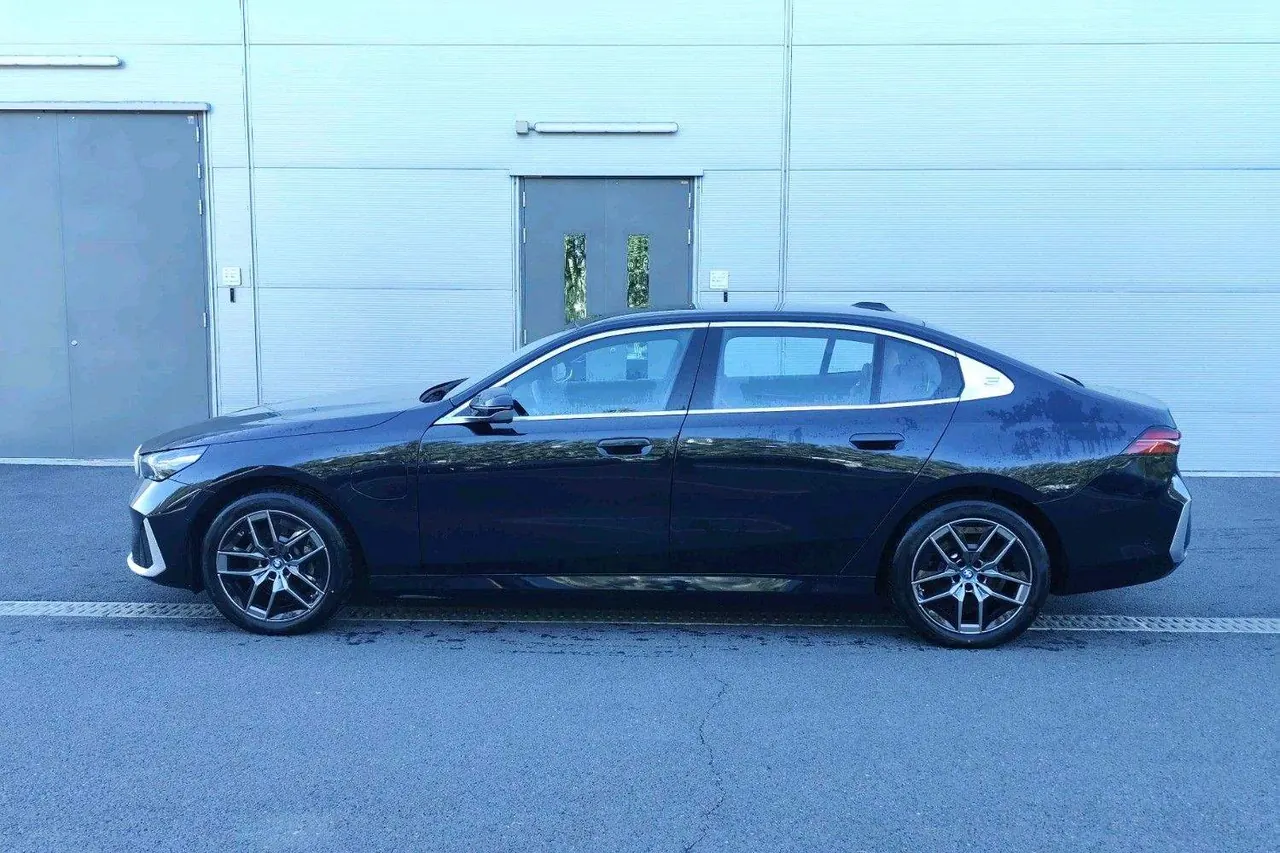 BMW 2024 i5 eDrive 35L Deluxe Set Automatic Gear 9