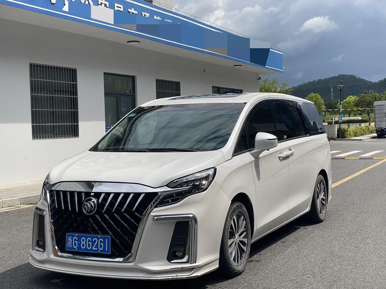 Buick 2020 GL8 ES Lu Zun 2.0T 653T Comfortable Automatic Gear - View 1