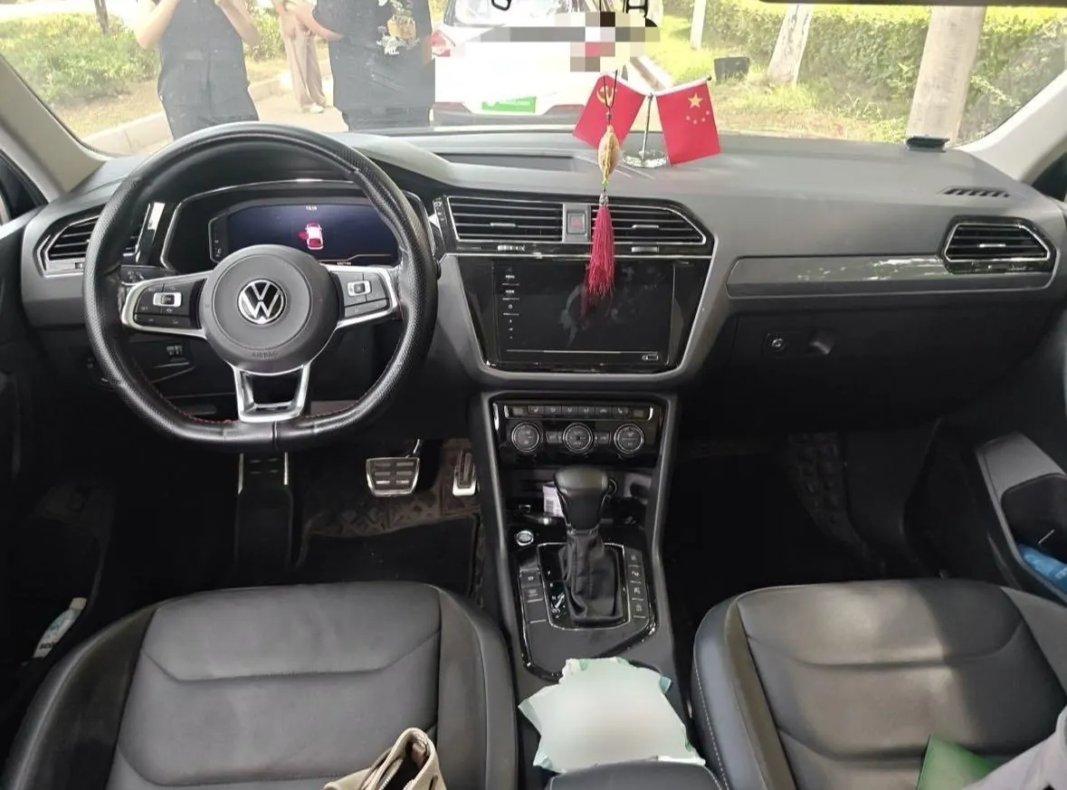Volkswagen 2021 Tiguan L R-Line 2.0TSI 330TSI Two-Drive Overdrive Automatic Gear 3