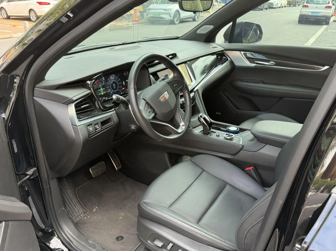 Cadillac 2025 XT6 48V 2.0T 6 4-wheel drive distinguished administrative black standard automatic gear 5