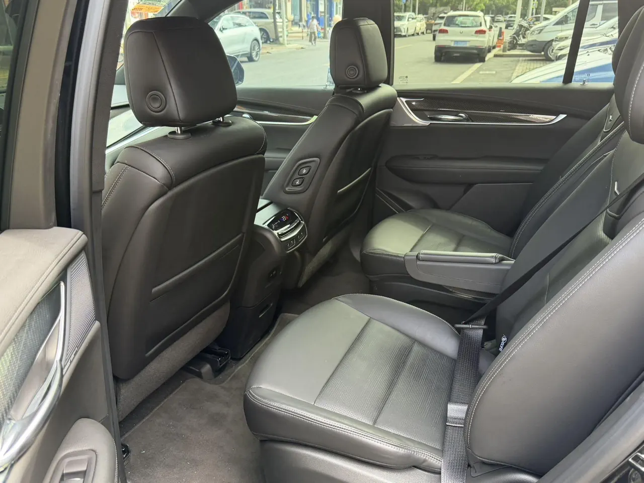 Cadillac 2025 XT6 48V 2.0T 6 4-wheel drive distinguished administrative black standard automatic gear 7