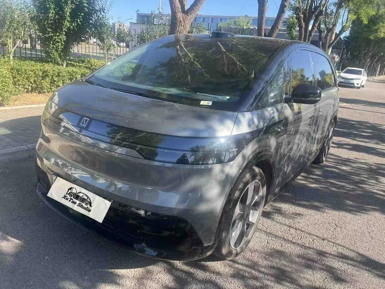 Zeekr 2025 Zeekr MIX Smart Driving Edition Automatic Transmission - View 1