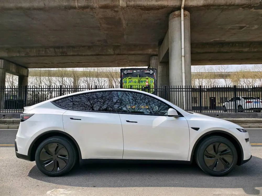 Tesla 2026 Model Y Rear-Wheel-Drive Automatic 3