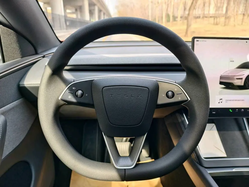 Tesla 2026 Model Y Rear-Wheel-Drive Automatic 5