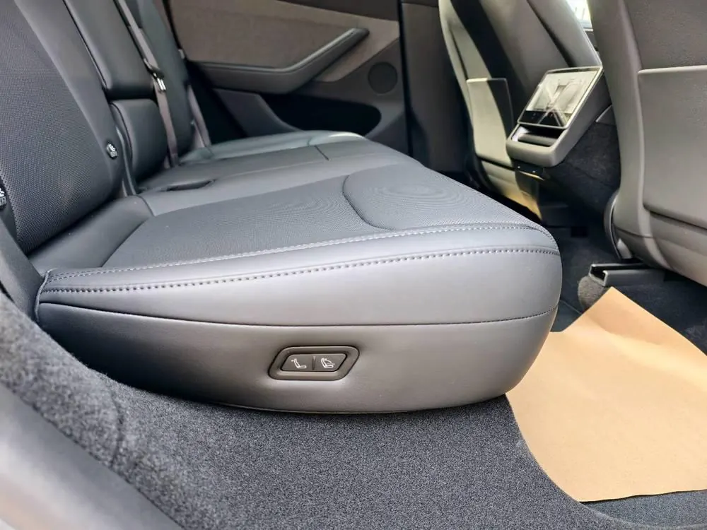 Tesla 2026 Model Y Rear-Wheel-Drive Automatic 7
