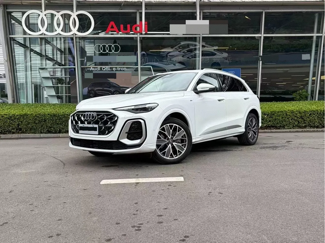 打开图片灯箱:Audi 2026 Q5L 20 T 10 million users exclusive version of automatic gear