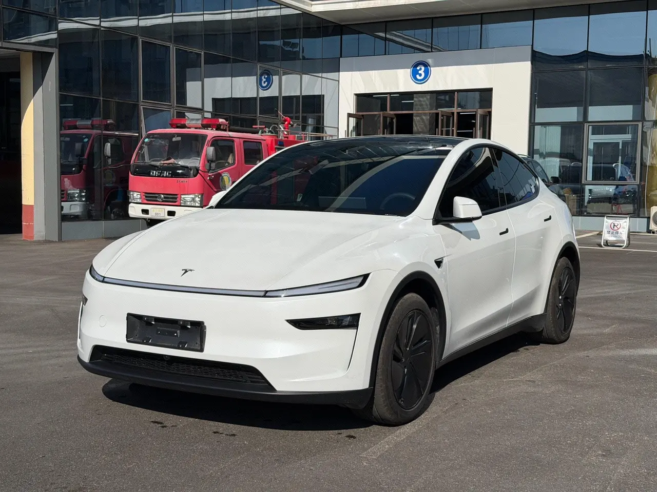 Tesla 2026 Model Y Rear-Wheel-Drive Automatic - View 1