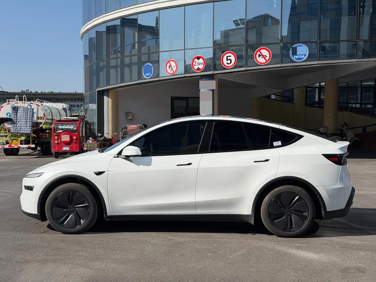 Tesla 2026 Model Y Rear-Wheel-Drive Automatic 12
