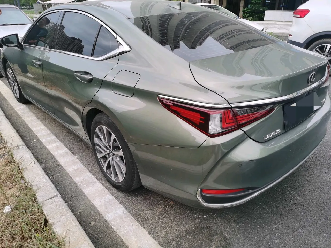 Lexus ES (Imported) 2023 ES200 2.0 Stepless Premium Edition Automatic Gear 9
