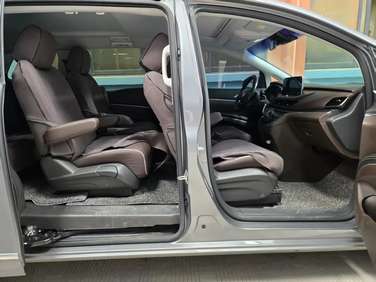 Buick 2021 GL8 Land Business Class 2.0T 652T Luxury Automatic Gear 5