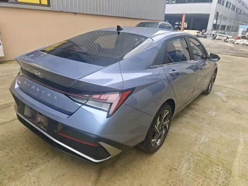 Hyundai 2023 Elantra -3-compartment 1.5 stepless LUX premium automatic gear 4
