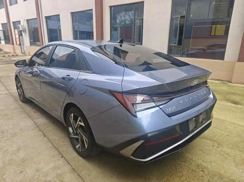 Hyundai 2023 Elantra -3-compartment 1.5 stepless LUX premium automatic gear 6