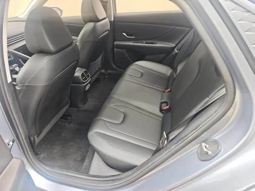 Hyundai 2023 Elantra -3-compartment 1.5 stepless LUX premium automatic gear 8