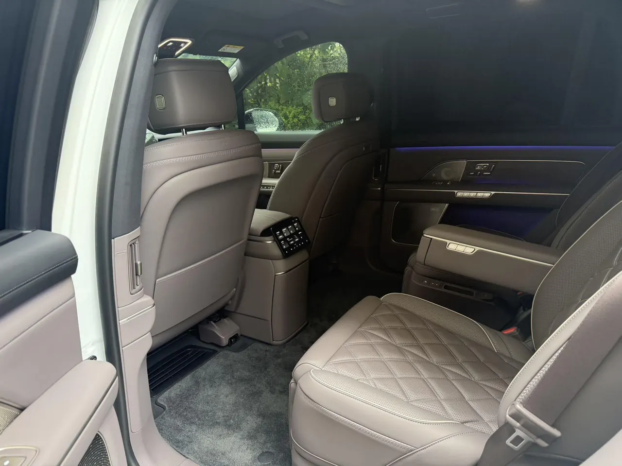 NIO 2026 ES8 6‑Seater Executive Signature Edition Automatic Transmission 3