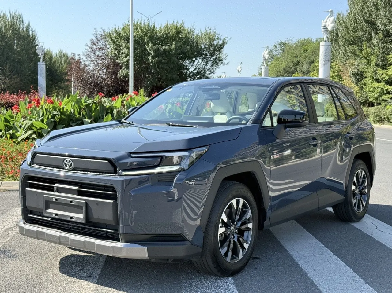 打开图片灯箱:Toyota 2026 RAV4 Rongfang Double Engine 2.0 Stepless Two-Drive Deluxe Automatic Gear