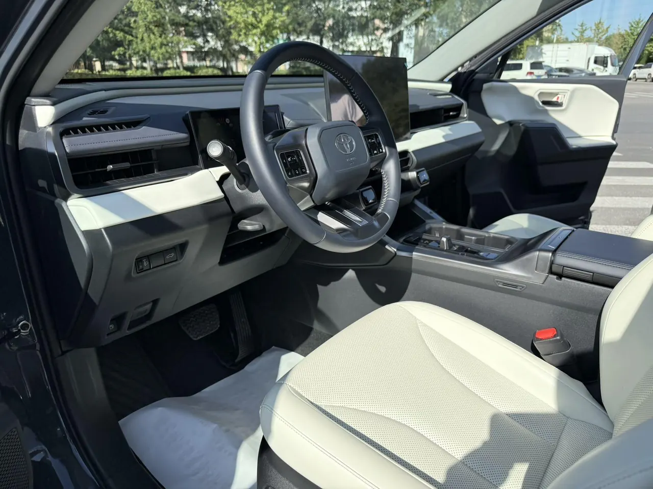 Toyota 2026 RAV4 Rongfang Double Engine 2.0 Stepless Two-Drive Deluxe Automatic Gear 12