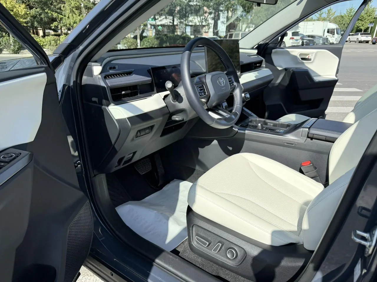 Toyota 2026 RAV4 Rongfang Double Engine 2.0 Stepless Two-Drive Deluxe Automatic Gear 13
