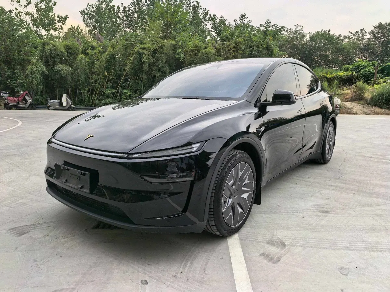 打开图片灯箱:Tesla 2025 Model Y L Long Endurance All-Wheel Drive Automatic Transmission