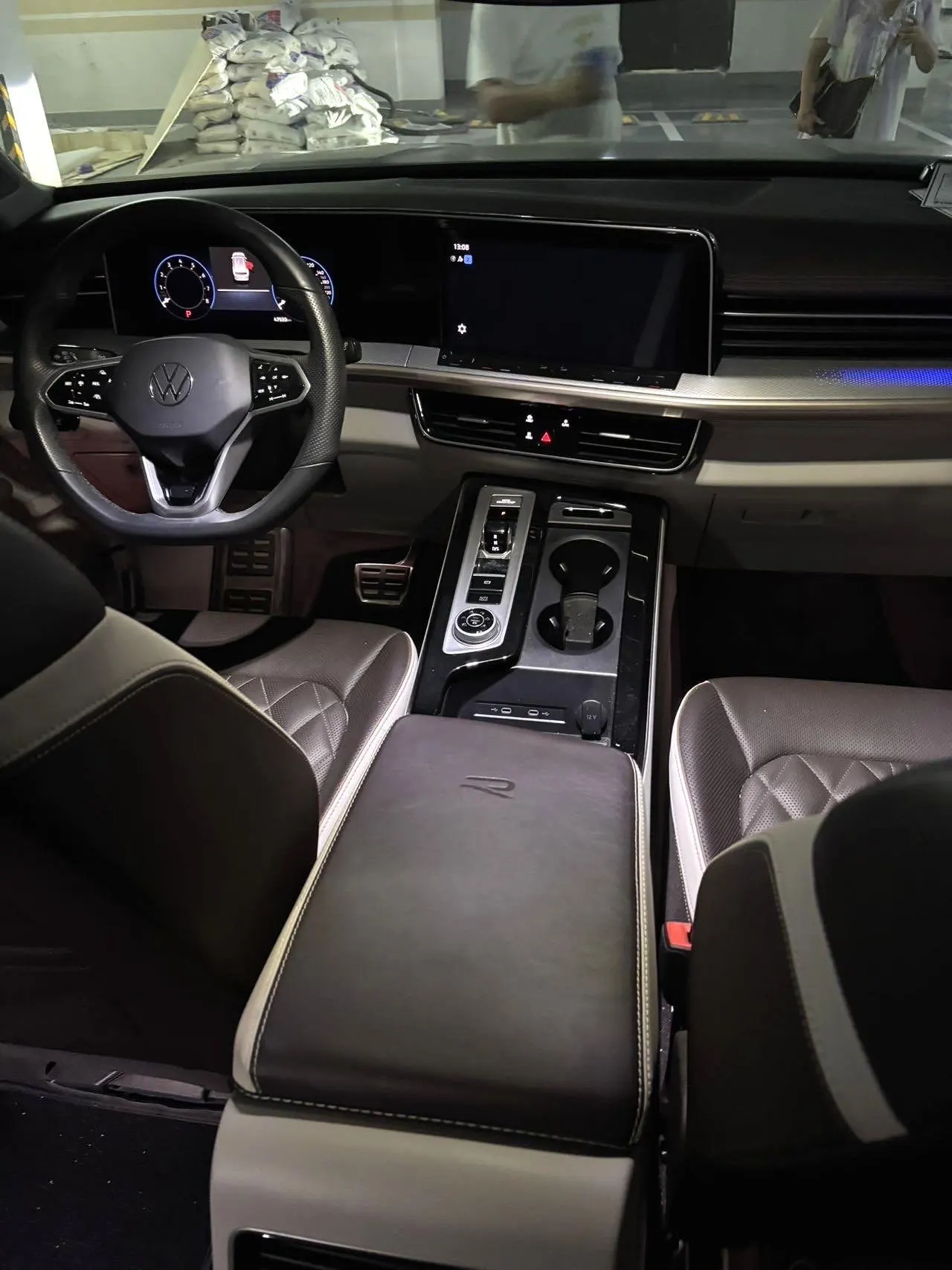 Volkswagen 2023 model tour R-Line 2.0TSI 380TSI four-wheel drive parade version automatic gear 3
