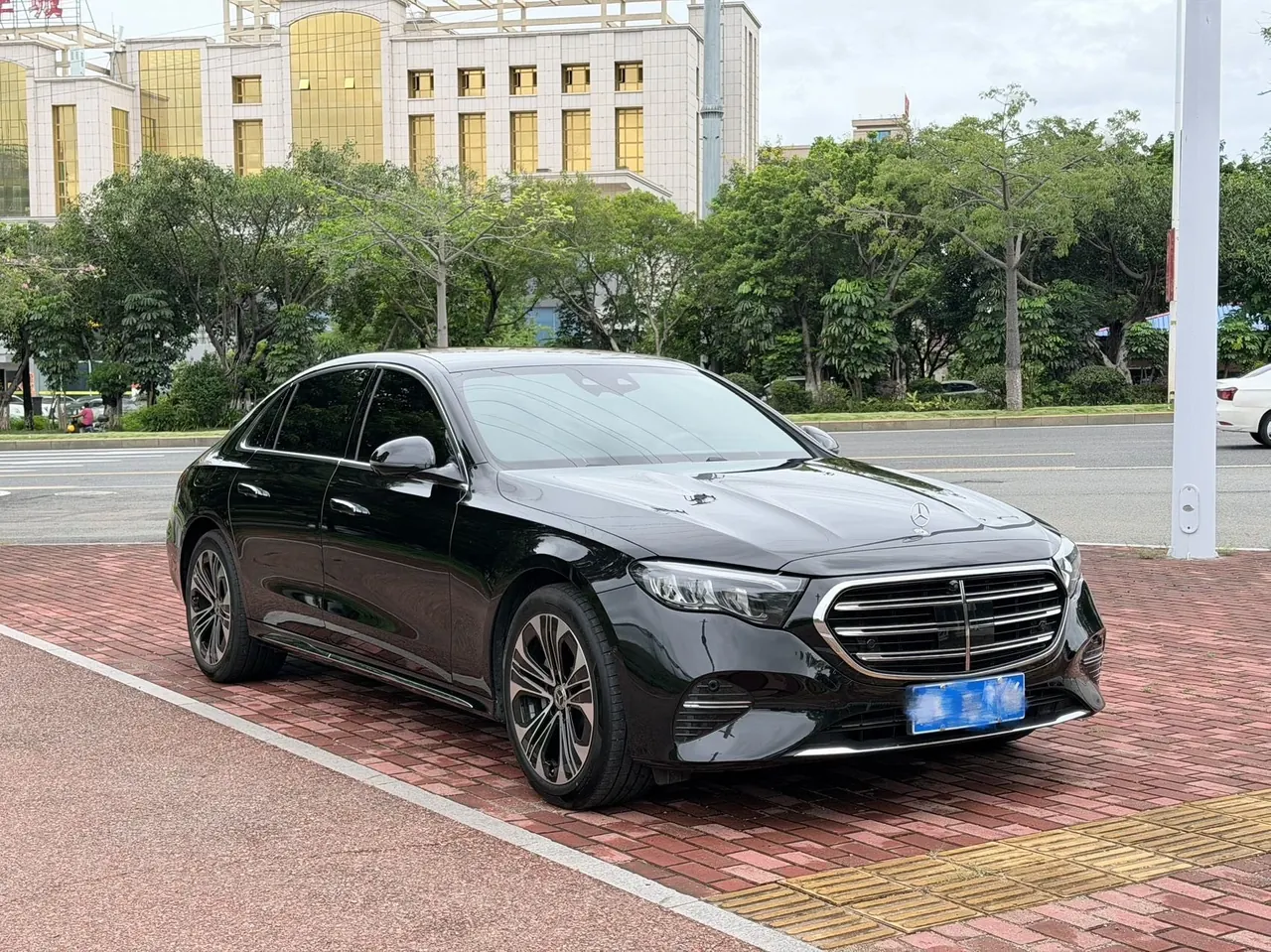Mercedes Benz E-Class 2026 model E 300 L 48V 2.0T Luxury Edition Automatic 3