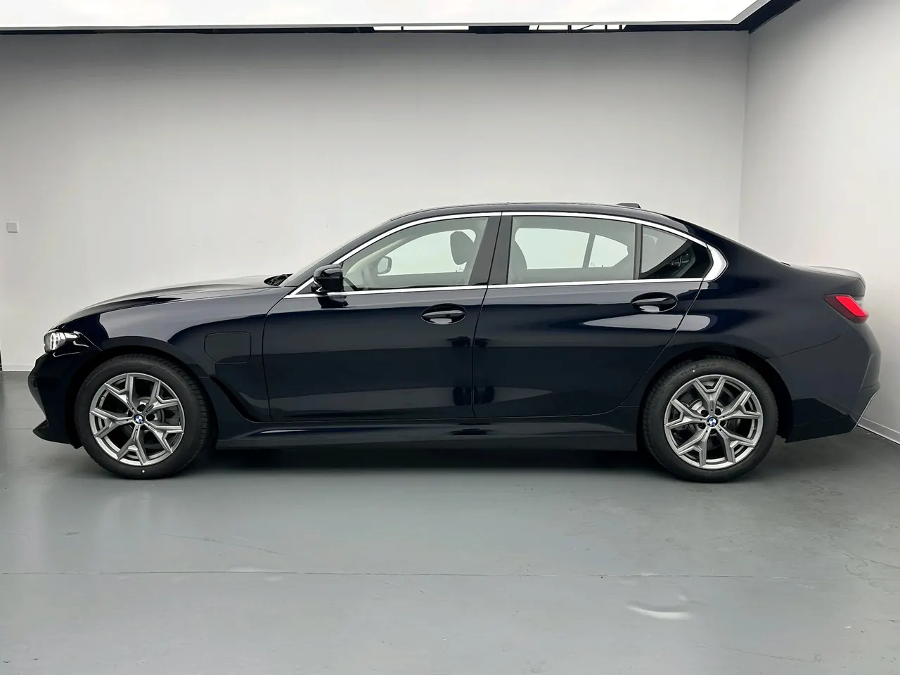 BMW 2026 i3 eDrive 35 L automatic gear 16
