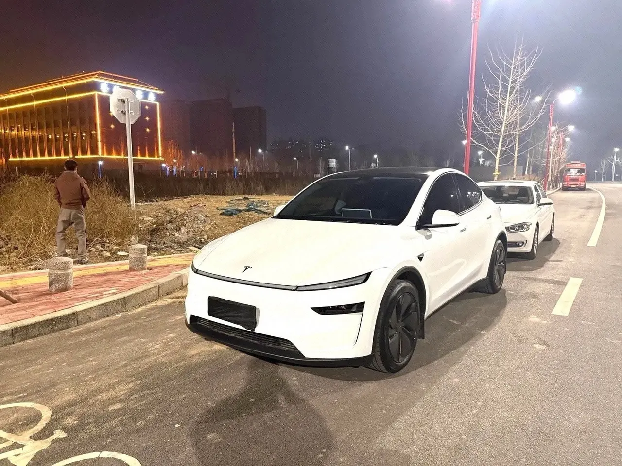 Tesla 2025 Model Y rear-wheel drive version automatic transmission - View 1