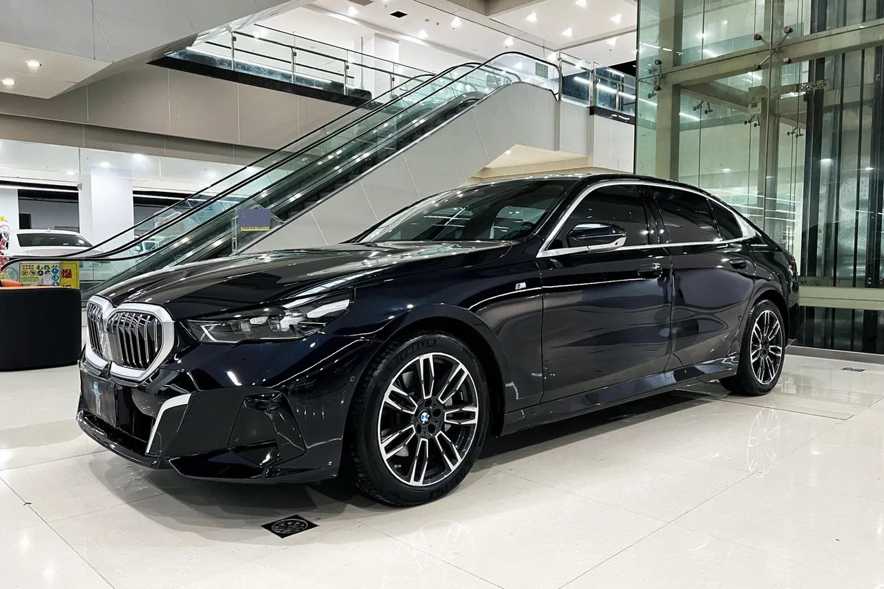 Open image lightbox: BMW 5 Series 2024 model 530Li 48V 2.0T Leading Edition M Sport Package Automatic