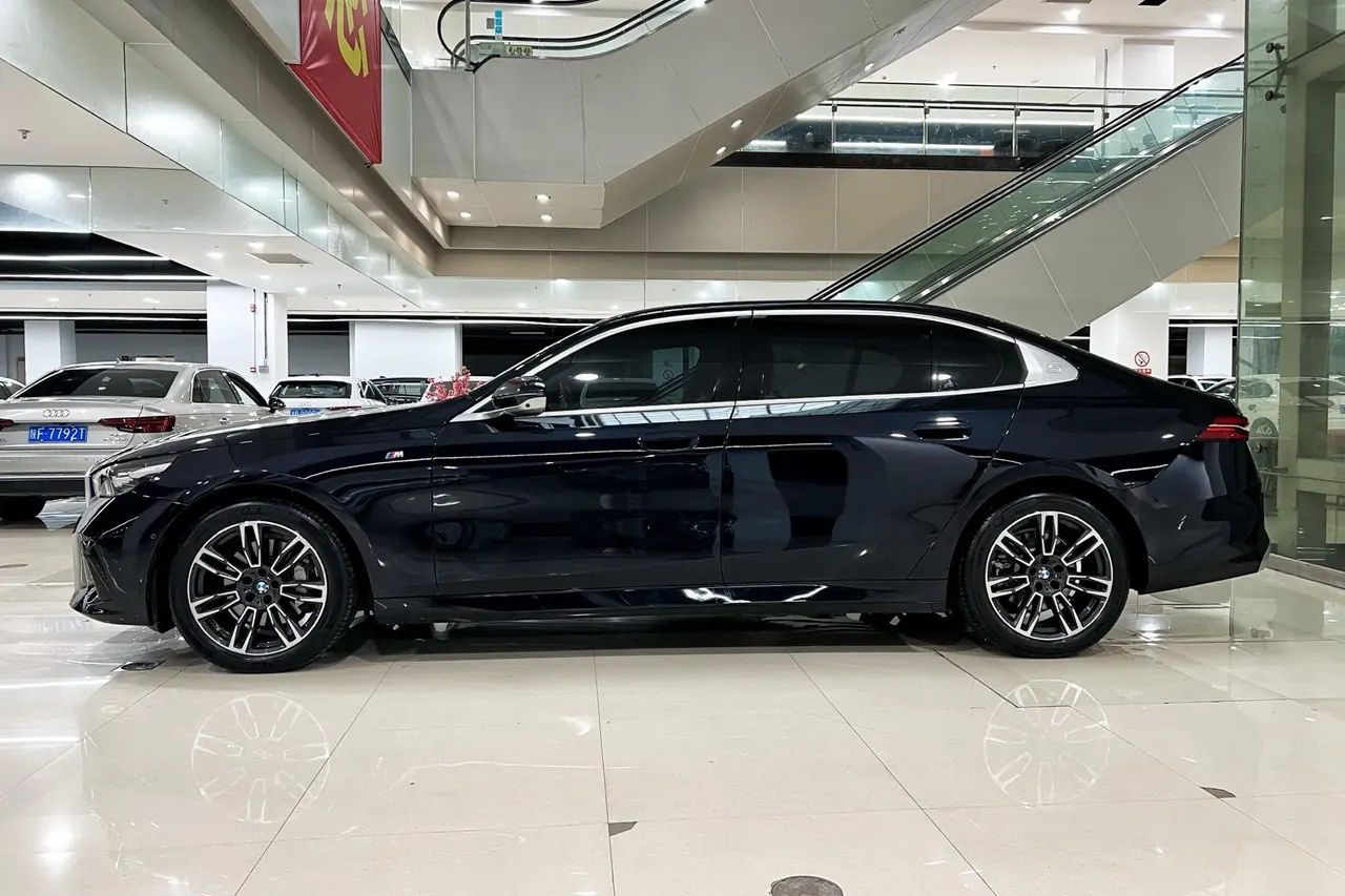 BMW 5 Series 2024 model 530Li 48V 2.0T Leading Edition M Sport Package Automatic 3
