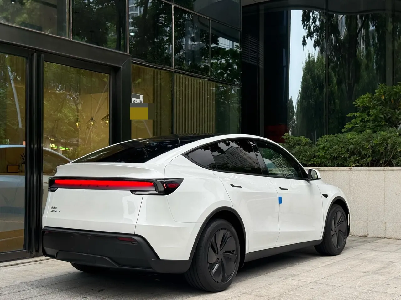 Tesla 2026 Model Y Rear-Wheel-Drive Automatic 3
