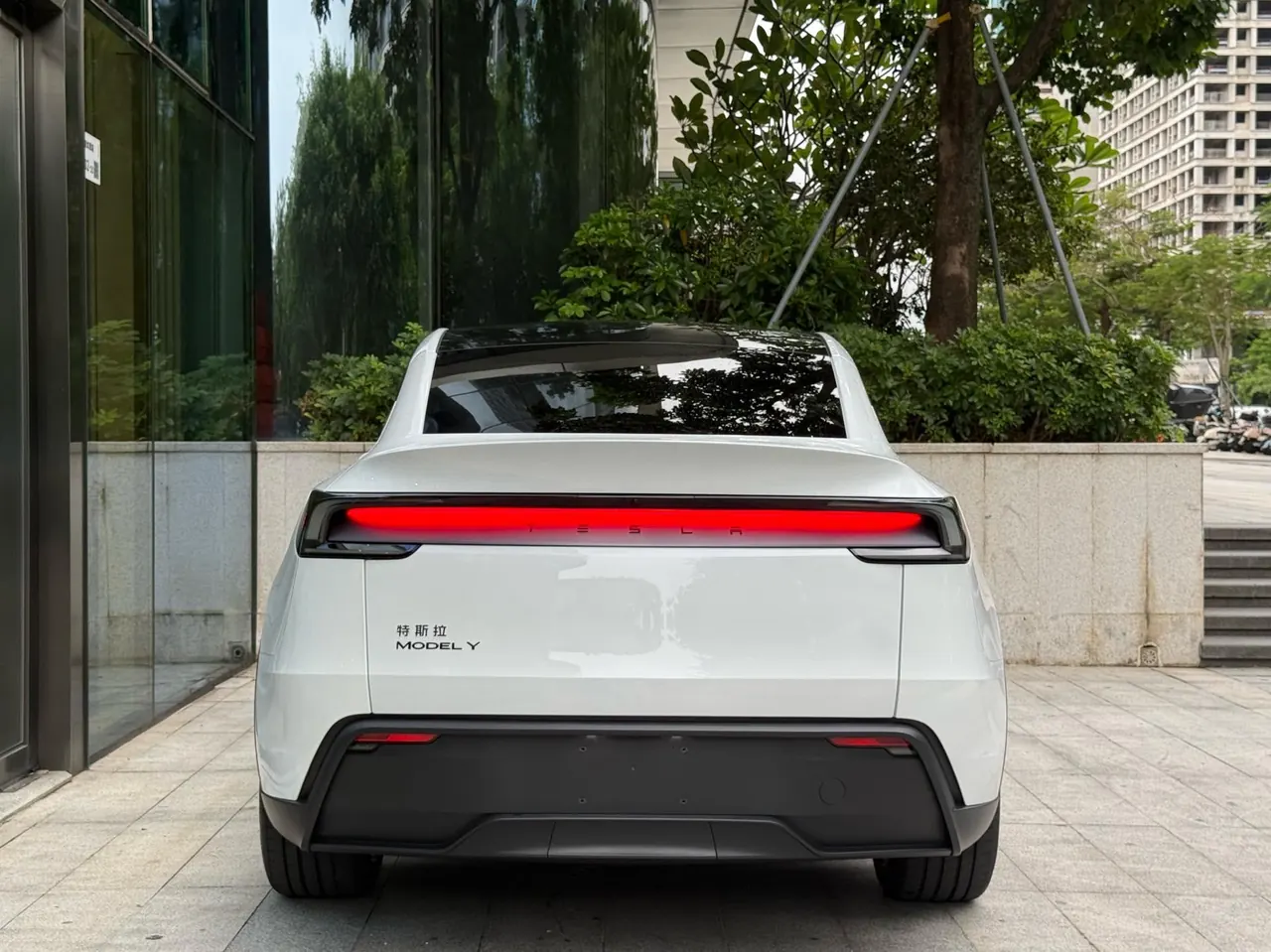 Tesla 2026 Model Y Rear-Wheel-Drive Automatic 4