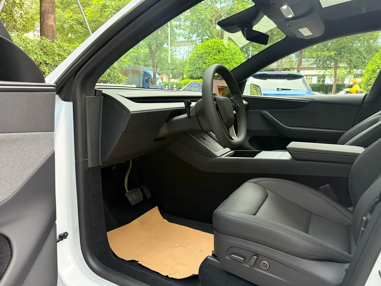 Tesla 2026 Model Y Rear-Wheel-Drive Automatic 6
