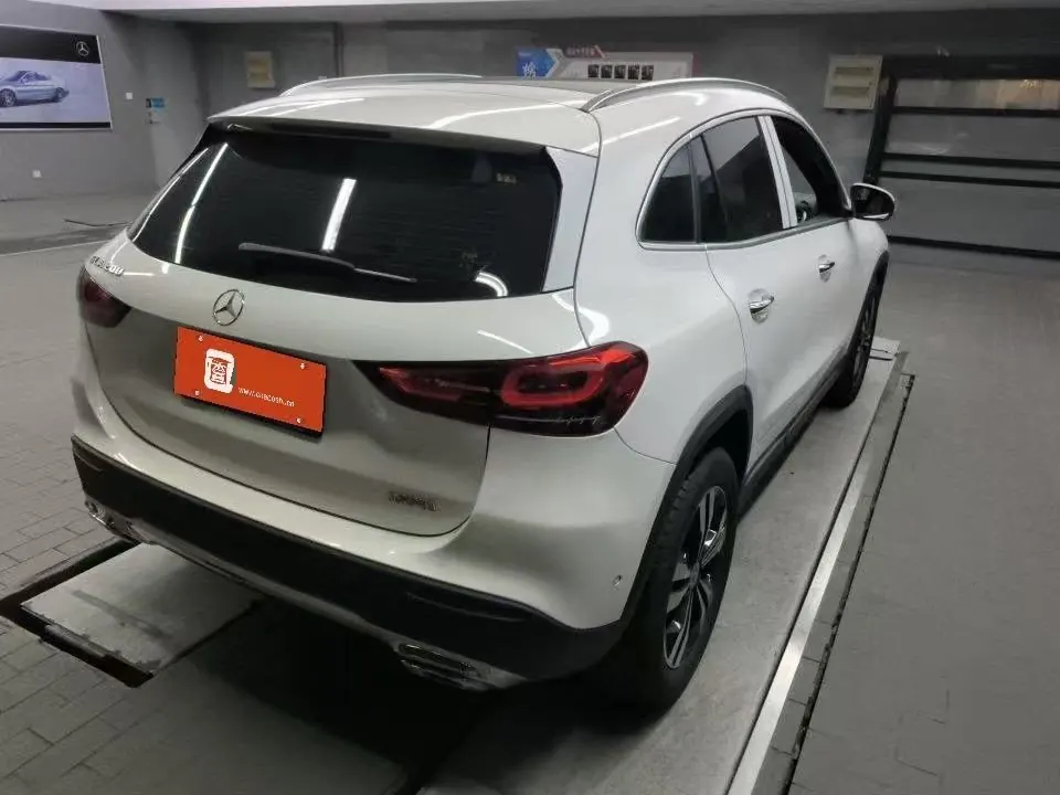 Mercedes Benz 2022 GLA 200 1.3T automatic gear 5