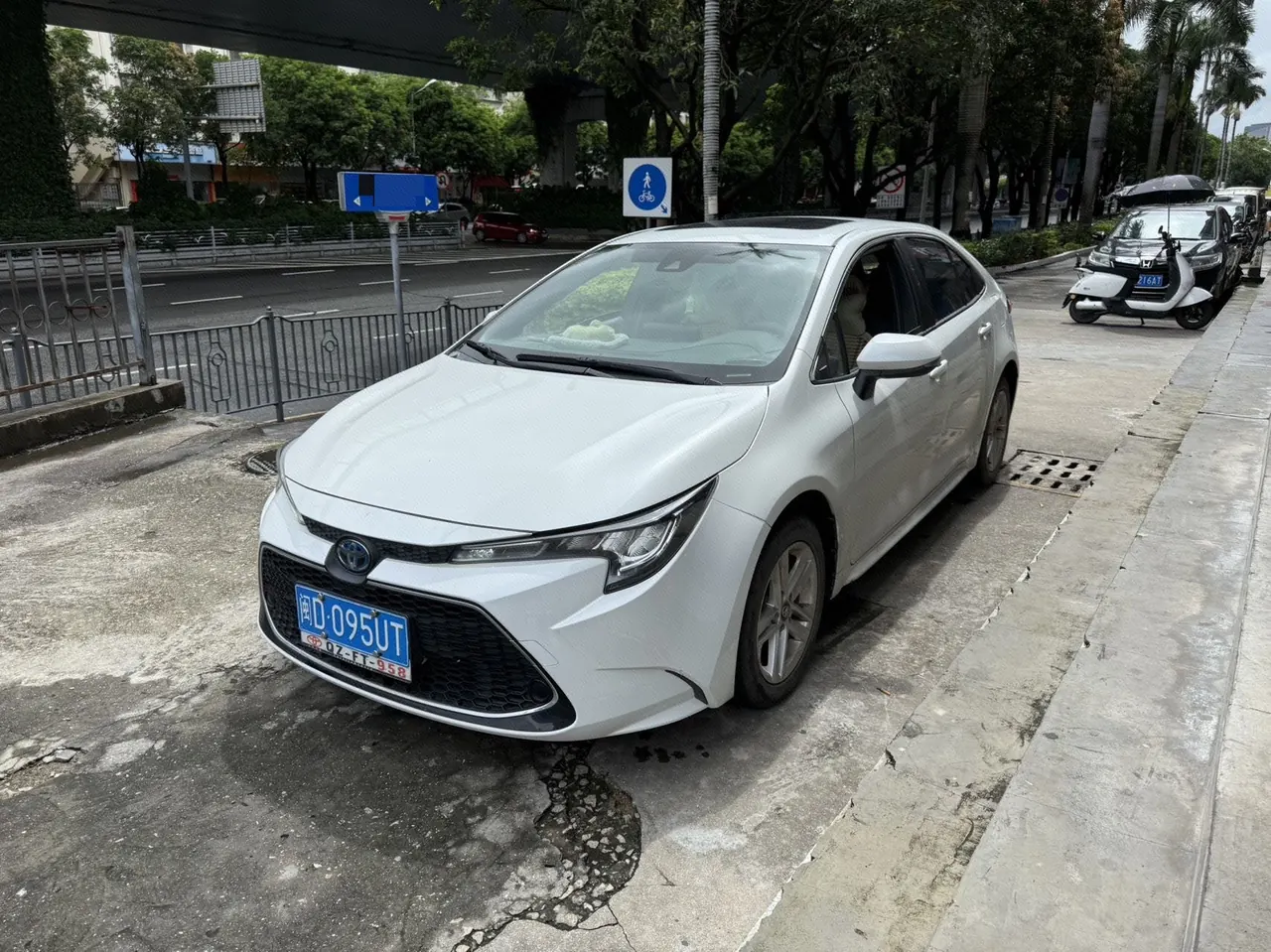打开图片灯箱:Toyota 2022 Lei Ling Shuangqing 1.8H Stepless Deluxe Edition Automatic Gear