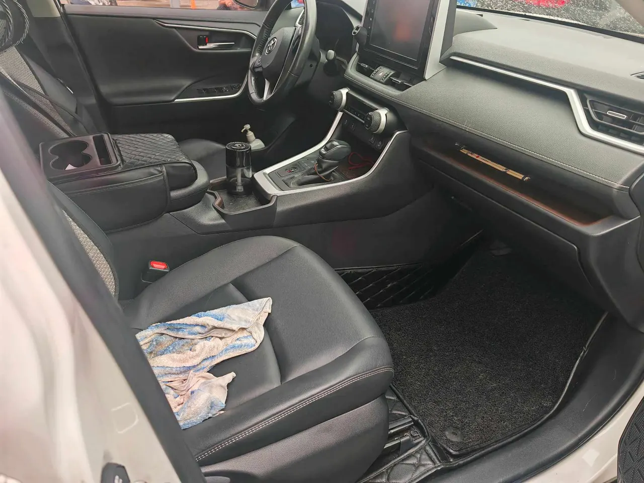 Toyota 2020 RAV4 Rongbo 2.0 Stepless Two-Drive Premium Edition Automatic Gear 4
