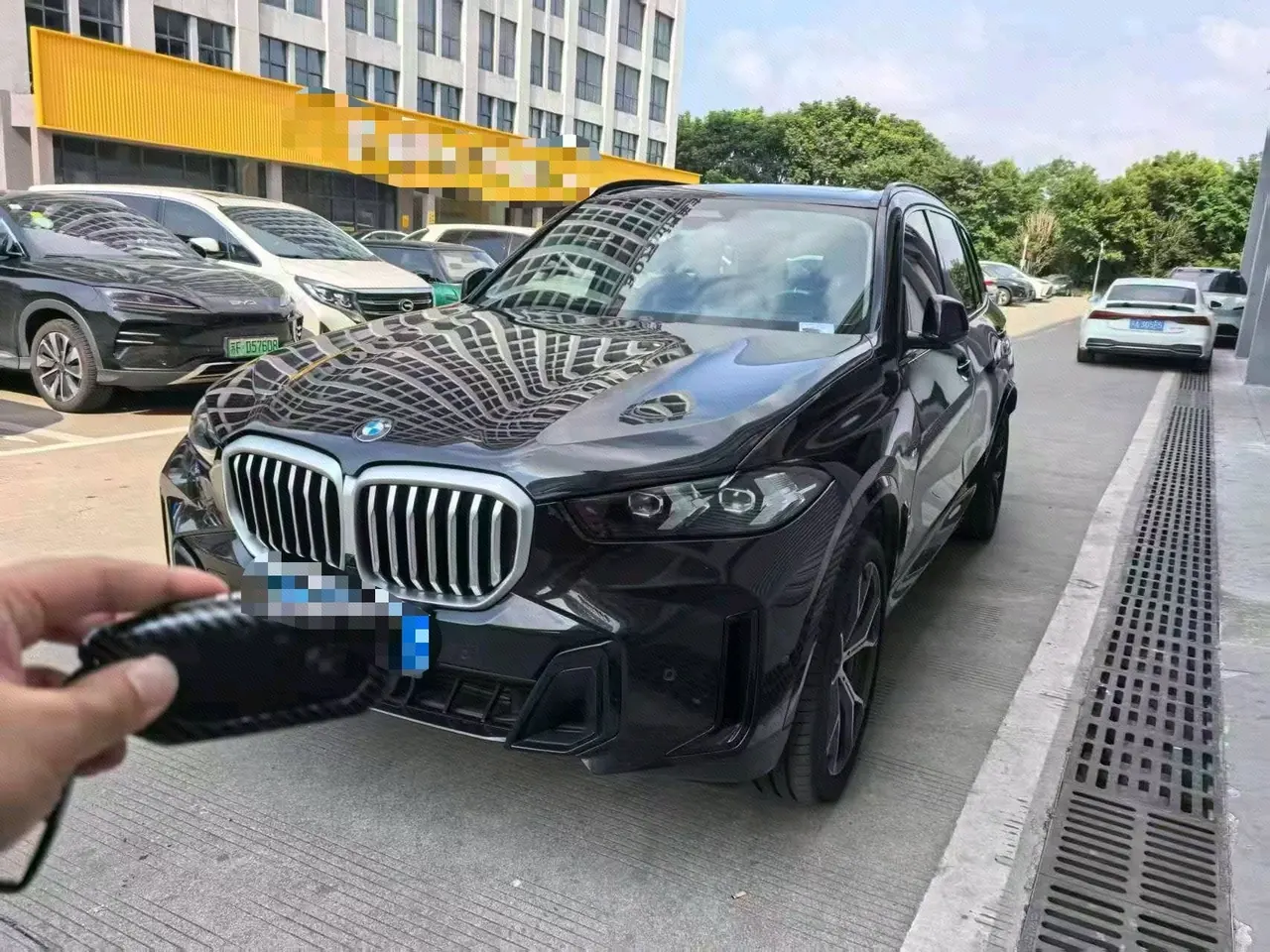 打开图片灯箱:BMW 2026 X5 xDrive30Li 48V 2.0T exclusive m sports obsidian night suit automatic gear