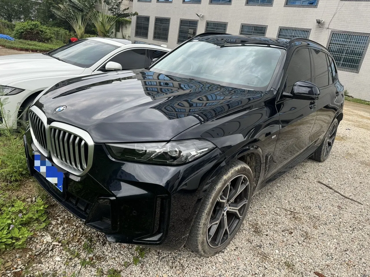 打开图片灯箱:BMW 2023 X5 xDrive30Li 48V 2.0T exclusive m sports obsidian night suit automatic gear
