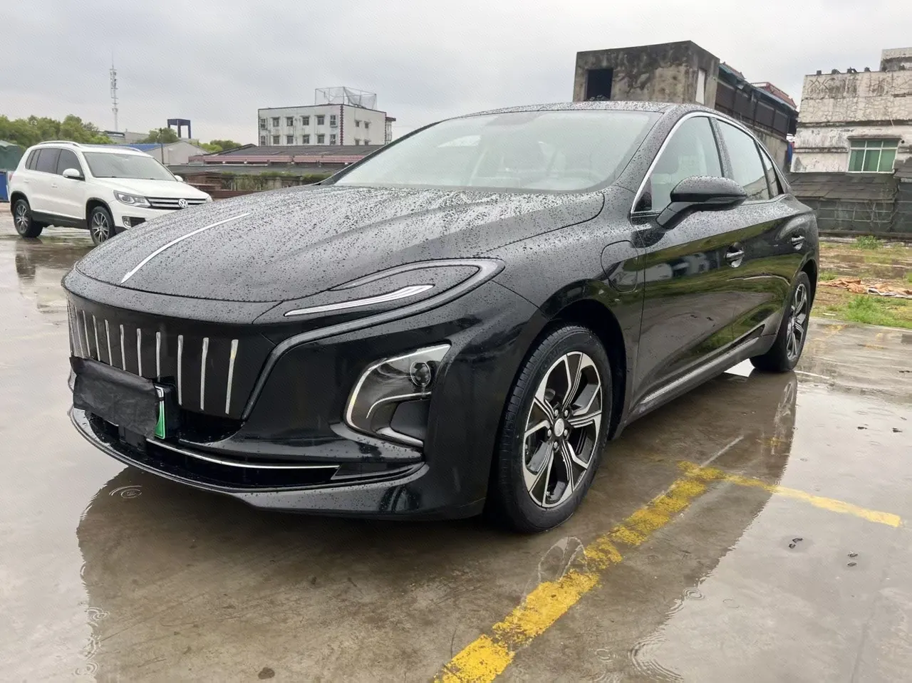 HongQi 2022 E-QM 5 431km Charging Enjoy Edition Automatic Gear - View 1