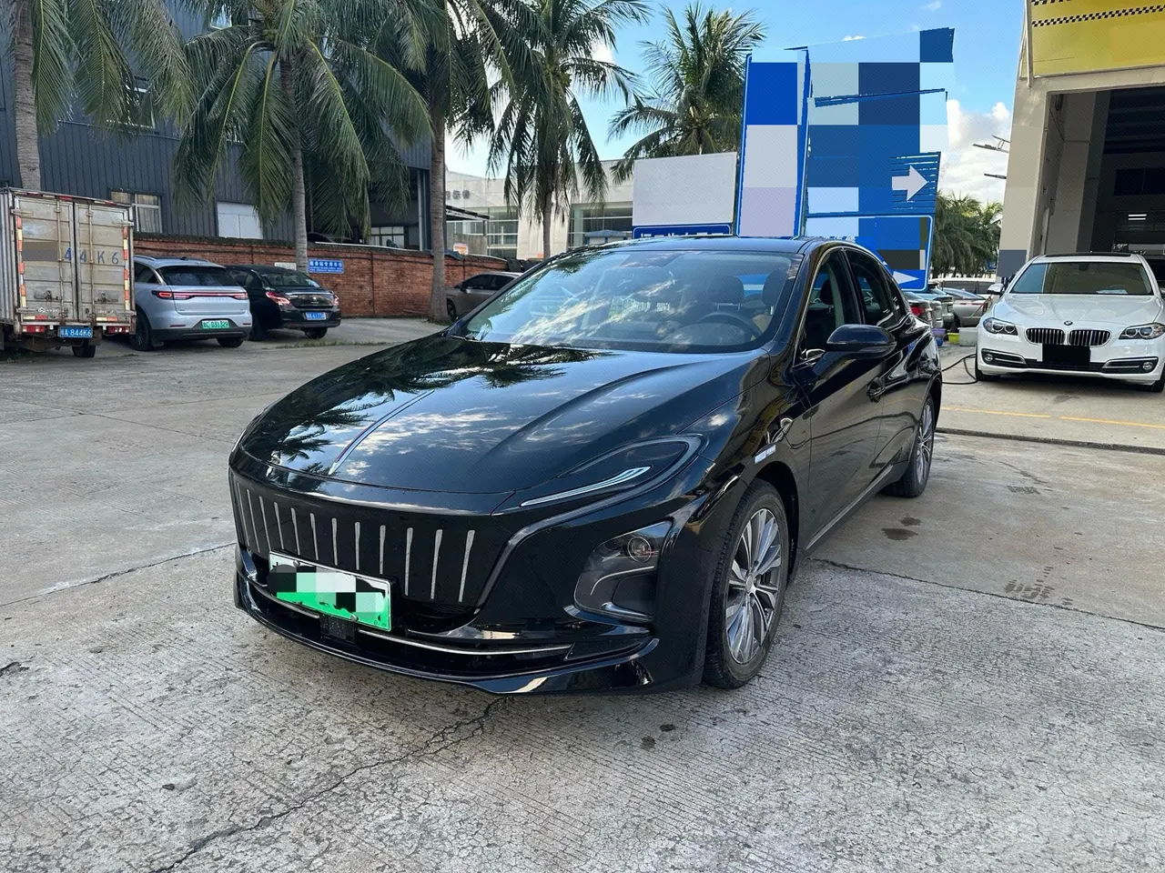 Open image lightbox: HongQi 2022 E-QM 5 431km Charging Enjoy Edition Automatic Gear