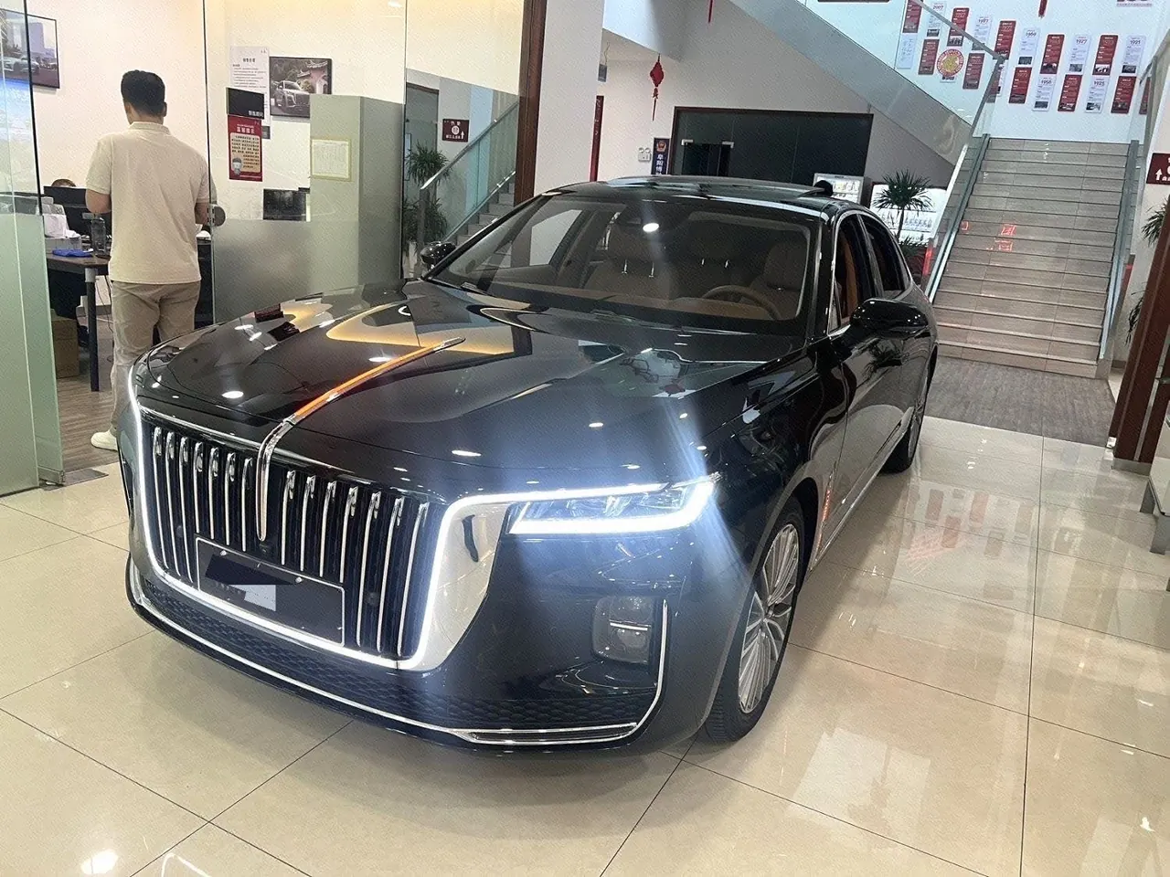 Open image lightbox: HongQi 2023 H9 48V 2.0T Zhilian Flag Edition Automatic Gear