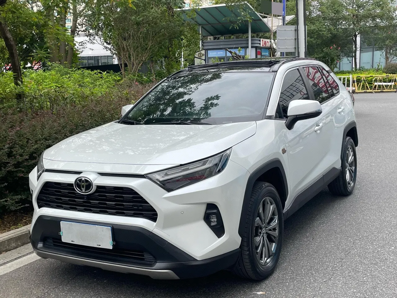 打开图片灯箱:Toyota 2023 RAV4 Rongbo 2.0 Stepless Two-Drive 20th Anniversary Platinum Commemorative Edition Automatic Gear