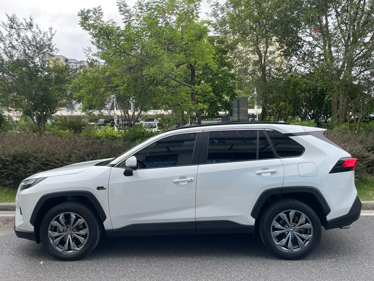 Toyota 2023 RAV4 Rongbo 2.0 Stepless Two-Drive 20th Anniversary Platinum Commemorative Edition Automatic Gear 4