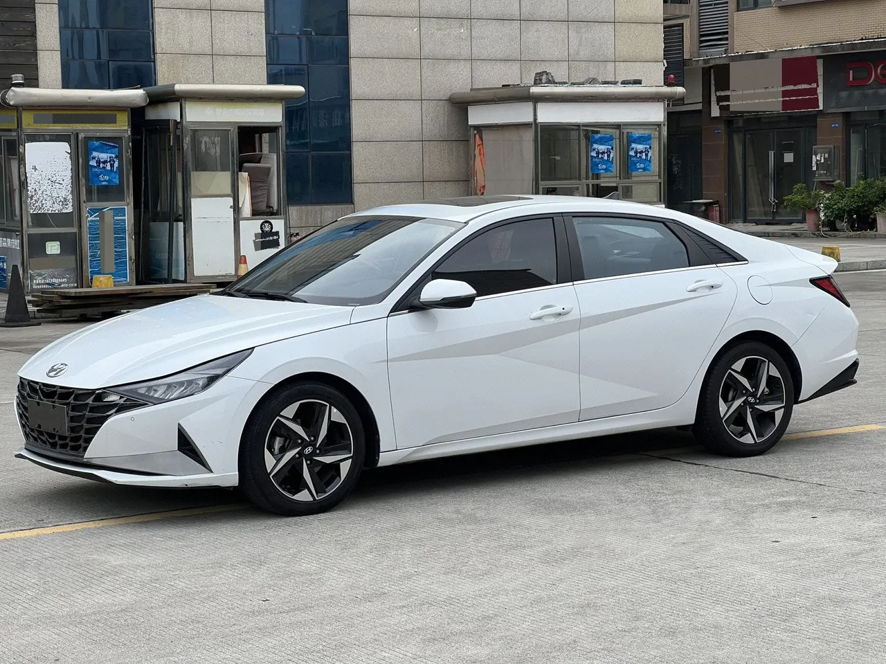 打开图片灯箱:Hyundai 2022 Elantra -3-compartment 1.5 stepless LUX premium automatic gear