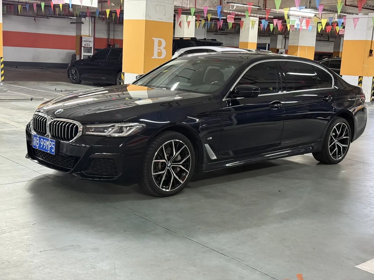 打开图片灯箱:BMW 5 Series 2022 530Li 2.0T Exclusive M Sports Suit (Change 3) Automatic Gear