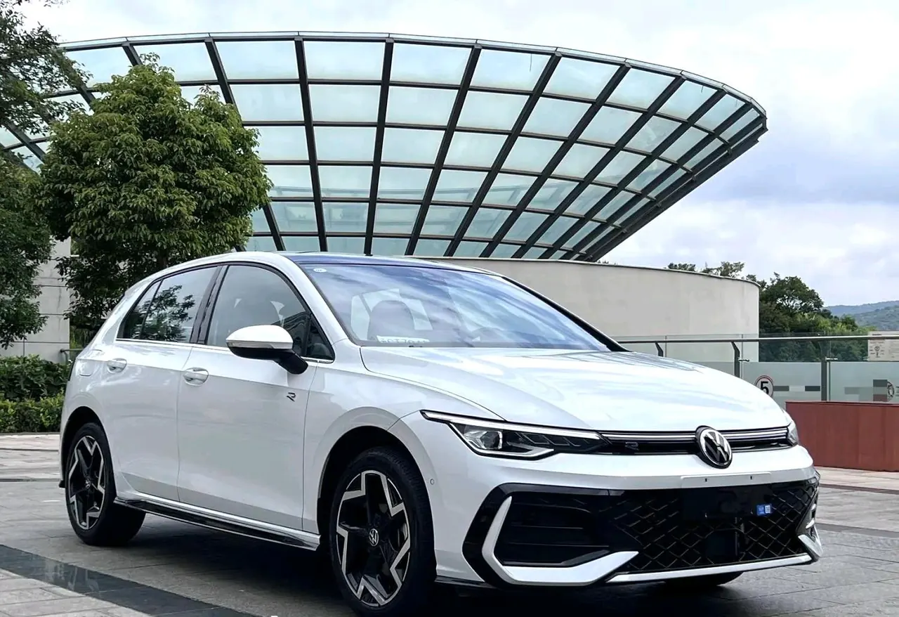 Volkswagen 2025 Golf 8 R-Line 1.5TSI 300TSI Automatic 2