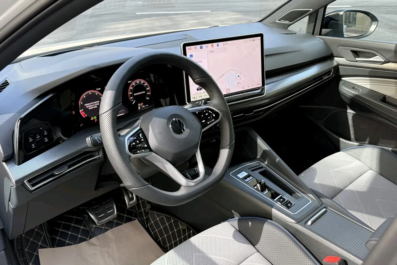 Volkswagen 2025 Golf 8 R-Line 1.5TSI 300TSI Automatic 4