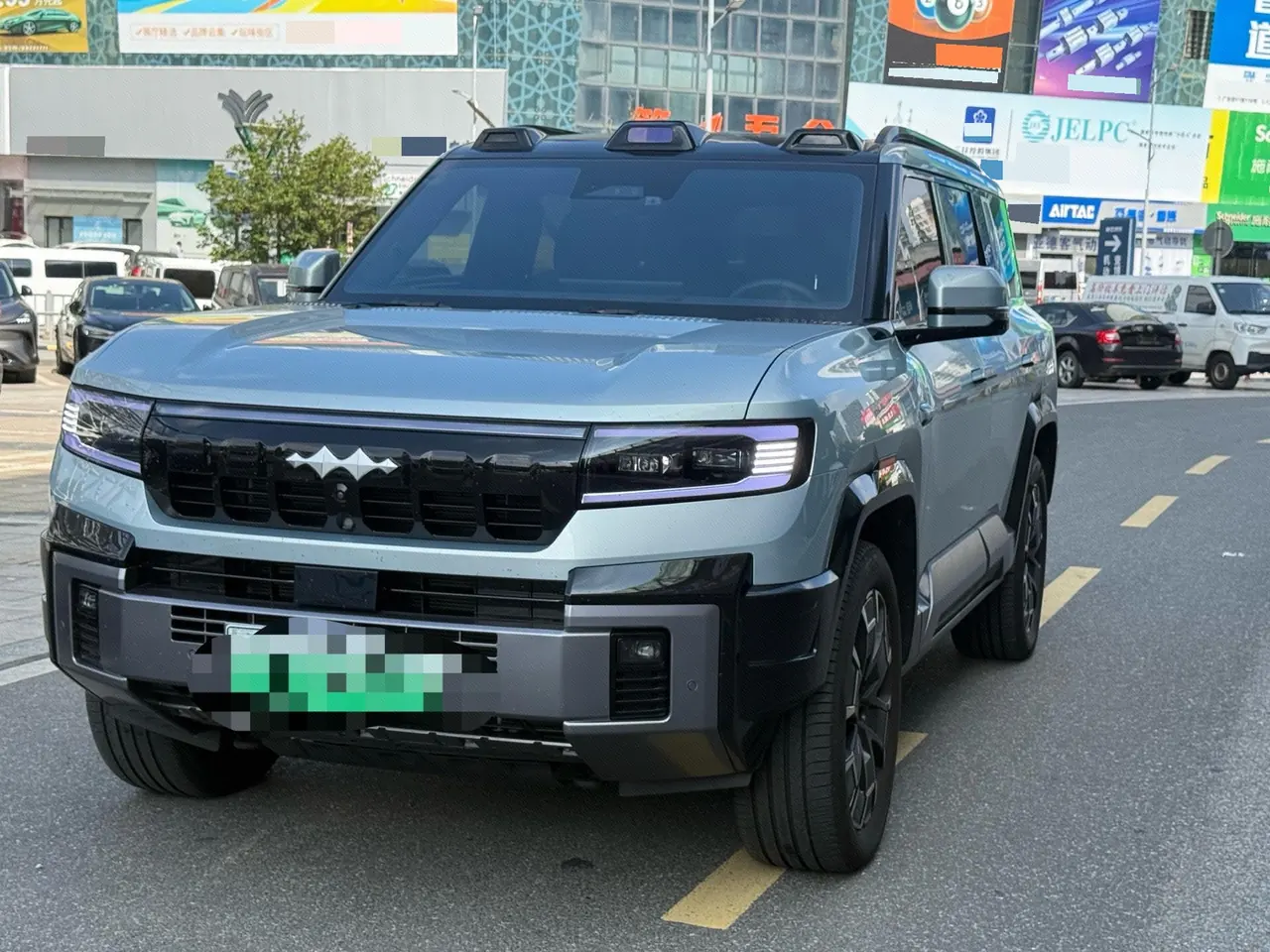 FangChengBao 2025 Leopard 8 2.0T Stepless Zhiyong Flagship Edition 7-seat Automatic Gear - View 1