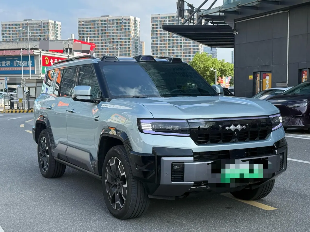 FangChengBao 2025 Leopard 8 2.0T Stepless Zhiyong Flagship Edition 7-seat Automatic Gear 3