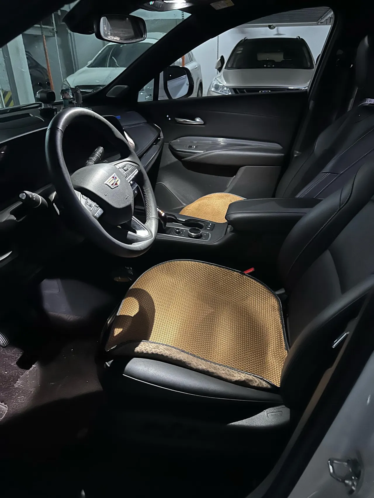 Cadillac 2024 XT4 48V 2.0T 28T Two-Drive Luxury Automatic Gear 3