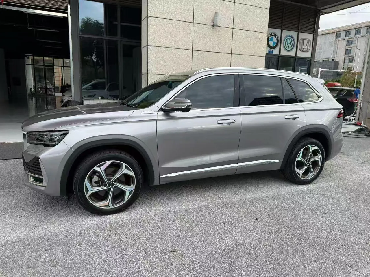 Geely 2024 XingyueL (Monjaro) 2.0TD EVO Two-Drive Long Wind Edition Automatic Gear 3
